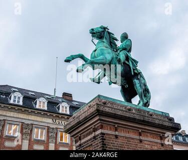 Statua equestre di Absalon, arcivescovo danese, politico e statista a Højbro Plads, Copenhagen, Danimarca Vescovo di Roskilde da 1158 a1192 Foto Stock