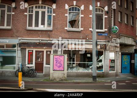 Edificio nelle strade di Amsterdam che raffigura la vita della città, gli affari e l'alloggio Foto Stock