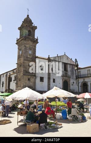 Betanzos: Markt auf dem Plaza de Hermanos Garcia Naveiras mit der Iglesia Santo Domingo, Spanien Norden | Utilizzo di tutto il mondo Foto Stock