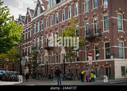 Edificio nelle strade di Amsterdam che raffigura la vita della città, gli affari e l'alloggio Foto Stock