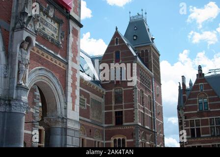 Edificio nelle strade di Amsterdam che raffigura la vita della città, gli affari e l'alloggio Foto Stock