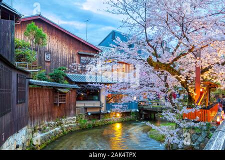 Kyoto, Giappone presso il Fiume Shirakawa nel quartiere di Gion durante la primavera cherry blosson stagione. Foto Stock