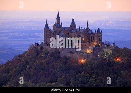 Burg Hohenzollern bei Hechingen auf der Schwäbischen Alb, am Abend, Stoccarda/Schwäbische Alb | Utilizzo di tutto il mondo Foto Stock