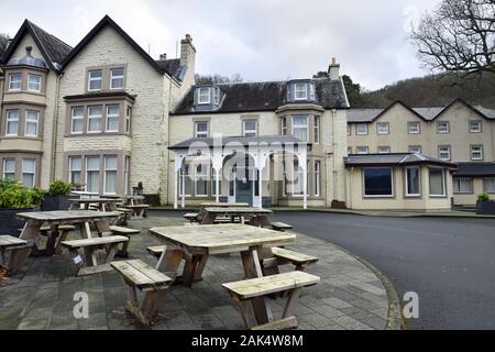 Esterno del Inversnaid Hotel sulle sponde del Loch Lomond Scozia, Regno Unito. questo hotel si trova in West Highland Way, una famosa lunga distanza itinerario a piedi. Foto Stock