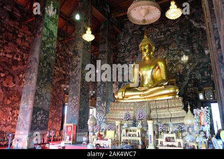 Bangkok Thailandia Wat Suthat Thepwararam - tempio buddista con golden buddha nella preghiera hall Foto Stock