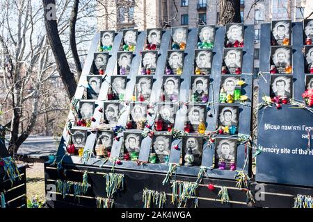 Memoriale sulla Heroyiv Nebesnoyi Sotni Alley per commemorare le vittime delle proteste a Maidan Nezalezhnosti (Piazza Maidan) nel centro di Kiev, 2019. Fo Foto Stock