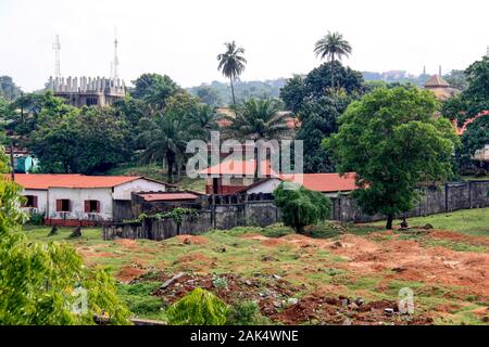 Case a schiera vicino alla spiaggia di Conakry, Guinea, Africa Occidentale Foto Stock