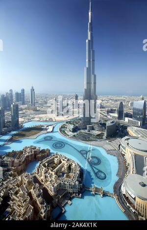 Dubai: Blick ueber Souk Al Baher, Dubai Mall und Downtown Dubai mit Burj Khalifa, dem hoechsten Gebaude der Welt, Dubai | Utilizzo di tutto il mondo Foto Stock