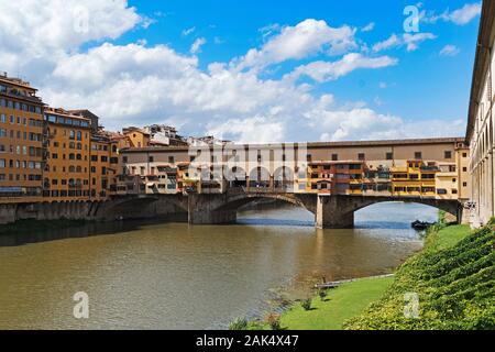 Il ponte vecchio a Firenze sul fiume Arno, Toscana, Italia. Foto Stock