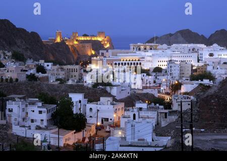 Sultanat Oman: Fort Al Mirani, Fort Al Jalali und der Al-Alam-Palst in Muscat, Dubai | Utilizzo di tutto il mondo Foto Stock