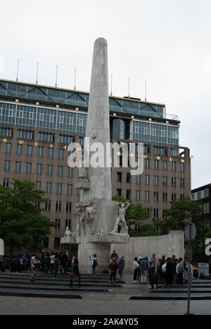 monumento ad amsterdam di fronte ad un edificio che si ergono le scale con le persone intorno ad esso Foto Stock