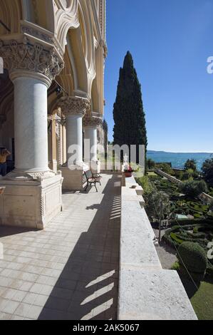 Gardasee-Insel bei Salò (auch Borghese-Cavazza-Insel genannt) mit antiker Villa aus dem frühen 20 Jhr., Wohnsitz der Familie Cavazza, Gardasee | usage Foto Stock