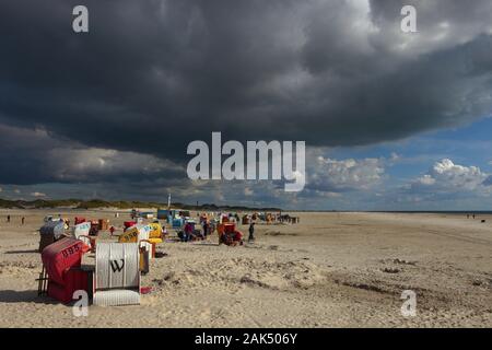 Amrum: Dunkle Wolken über dem Kniepsand-Strand bei Nebel, Nordseeküste | Utilizzo di tutto il mondo Foto Stock