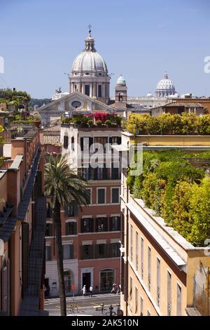 Blick von Kirche Trinita dei Monti auf die Kuppeln der die Basilica dei Santi Ambrogio e Carlo al Corso, im Hg der Petersdom, Rom | Utilizzo di tutto il mondo Foto Stock