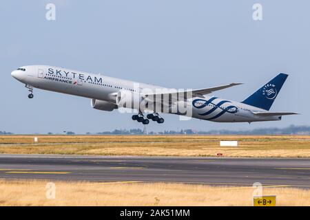 Parigi, Francia - Agosto 16, 2018: Air France Boeing 777 aereo con livrea Skyteam all'aeroporto di Parigi Charles de Gaulle (CDG) in Francia. Boeing è un Foto Stock