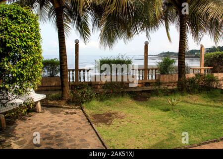 Parco sul lungomare dell'Oceano Atlantico a Conakry, Guinea, Africa Occidentale Foto Stock