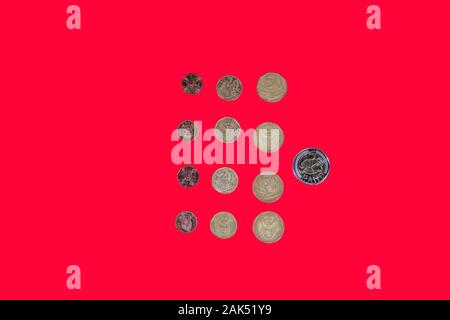 South African rand denaro monete vista dall'alto. ZAR moneta ufficiale del Sudafrica Repubblica in tagli del bimetallo cent su sfondo rosso. Foto Stock
