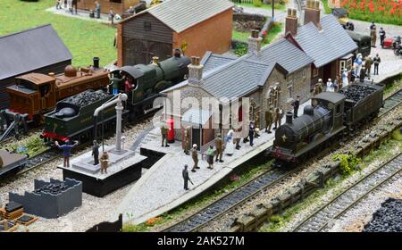 Crawley, West Sussex/ Regno Unito- 7 Gennaio 2020: Maude un NBR J36 locomotore impostato in una guerra mondiale un diorama. Foto Stock