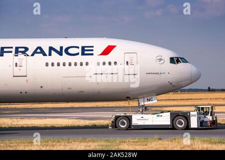 Parigi, Francia - Agosto 16, 2018: Air France Boeing 777 aereo all'aeroporto di Parigi Charles de Gaulle (CDG) in Francia. Boeing è un costruttore di aeromobili Foto Stock