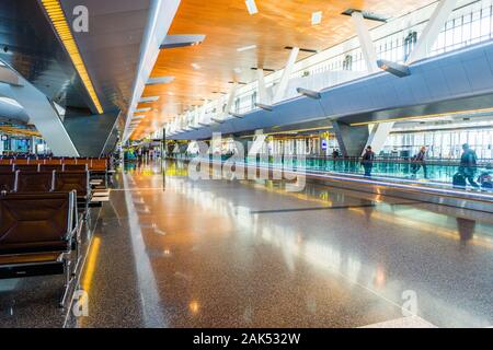 Interno della international terminal di partenza, Hamad International Airport, in Qatar Foto Stock