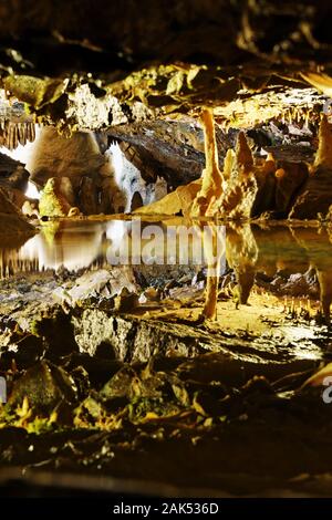 Cheddar: Hoehle in der Felsschlucht Cheddar Gorge in den Mendip Hills, Suedengland | Utilizzo di tutto il mondo Foto Stock