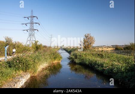 Gravesend, England, Regno Unito - 21 Settembre 2010: Un ciclista corse su strada alzaia del Tamigi e Medway Canal, parte del ciclo nazionale di rete, a gra Foto Stock