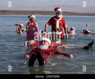 Neve Midbar, Gaza. 07Th gen, 2020. Le donne e gli uomini vestiti di Babbo Natale e la sig.ra Claus costume da galleggiare nel Mar Morto a Neve Midbar beach, West Bank, Martedì, 7 gennaio 2019. Il gruppo di 47 uomini e donne sono da Stati Uniti, Germania, Danimarca e Romania e sono laureati del Michigan in base Charles W. Howard Santa Scolastica. Il Ministero Israeliano del Turismo ospita i Babbi Natale su quattro giorni di tour per una vacanza dopo natale in Terra Santa. Foto di Debbie Hill/UPI Credito: UPI/Alamy Live News Foto Stock