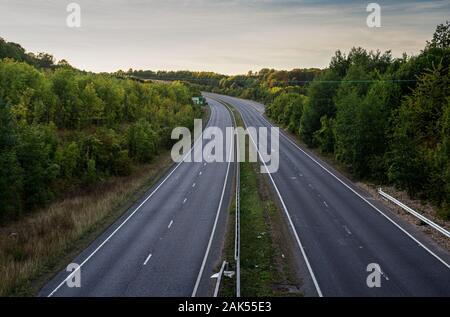 Tring, England, Regno Unito - 14 Settembre 2019: A41 trunk road si trova vuota di traffico vicino Tring in Londra cinghia di " commuters ". Foto Stock