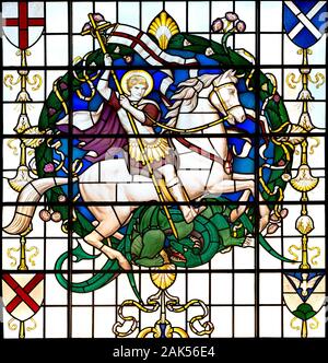 London, England Regno Unito. Chiesa di St Lawrence Jewry - finestra di vetro colorato. St George Foto Stock