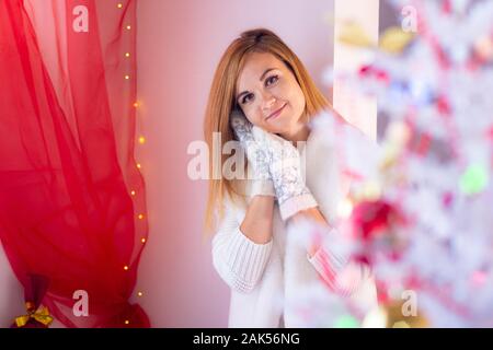 Ritratto di una bella bionda all'albero di Natale Foto Stock