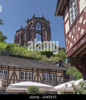 Bacharach: Blick vom Innenhof des 'Posthof bacharach' auf die Werner-Kapelle, Rhein | Utilizzo di tutto il mondo Foto Stock