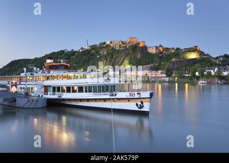 Koblenz: Blick vom Deutschen Eck auf die Festung Ehrenbreitstein, Rhein | Utilizzo di tutto il mondo Foto Stock