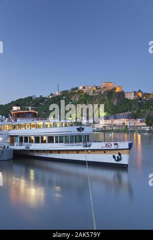 Koblenz: Blick vom Deutschen Eck auf die Festung Ehrenbreitstein, Rhein | Utilizzo di tutto il mondo Foto Stock