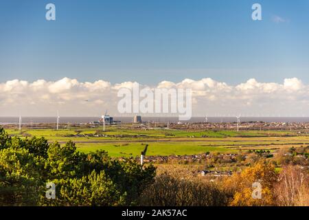 Heysham Centrale Nucleare e ad ovest di Duddon Sands Wind Farm dominano lo skyline di Morecambe Bay come visto dal parco di Williamson in Lancaster. Foto Stock