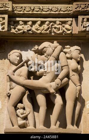 Bundesstaat Madhya Pradesh: Tempelbezirk von Khajuraho, erotische rilievi im Lakshmana Tempel, Indien | Utilizzo di tutto il mondo Foto Stock