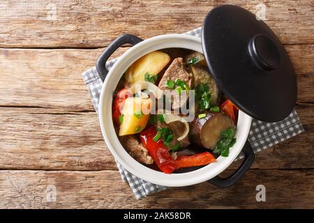 Gustosa Chanakhi georgiano stufato di carne e verdure in una pentola da vicino sul tavolo. Parte superiore orizzontale vista da sopra Foto Stock