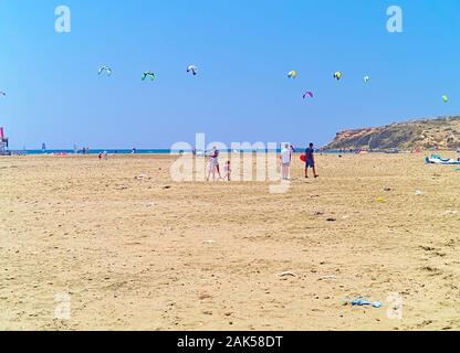 L' isola di Rodi / Grecia - 28 Luglio 2008: Kitesurf a Prasonisi spiaggia sabbiosa a dst. Foto Stock