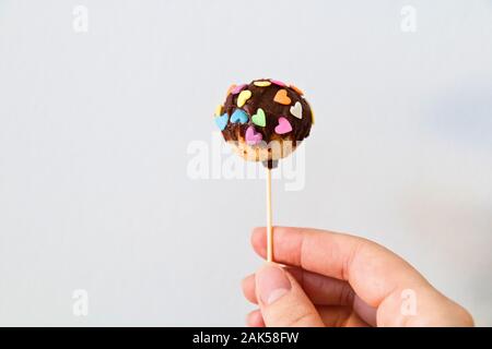 Cake pops candy bastoni decorati con cioccolato fondente. Foto Stock