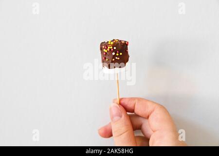 Cake pops candy bastoni decorati con cioccolato fondente. Foto Stock