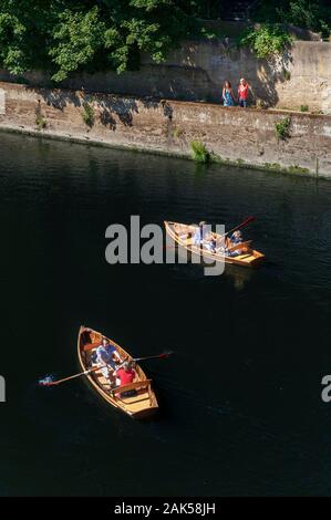 La nautica da diporto su acque calme. Coppie in imbarcazioni a remi sul fiume usura in Durham Foto Stock