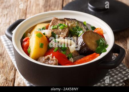 Gustosa Chanakhi georgiano stufato di carne e verdure in una pentola di close-up sul tavolo orizzontale. Foto Stock