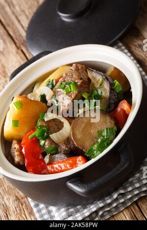 Tradizionale georgiano chanakhi di carne con verdure in una pentola da vicino sul piano verticale. Foto Stock