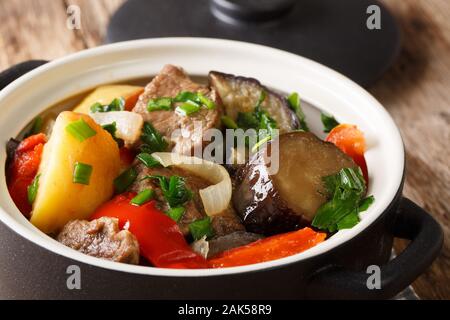 Chanakhi di manzo con verdure georgiana in un vaso vicino sul tavolo orizzontale. Foto Stock