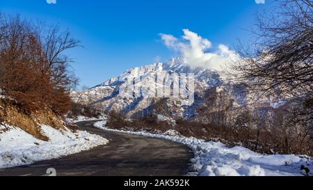 Coperta di neve montagna paesaggio di gamma Foto Stock