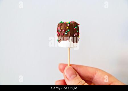 Cake pops candy bastoni decorati con cioccolato fondente. Foto Stock