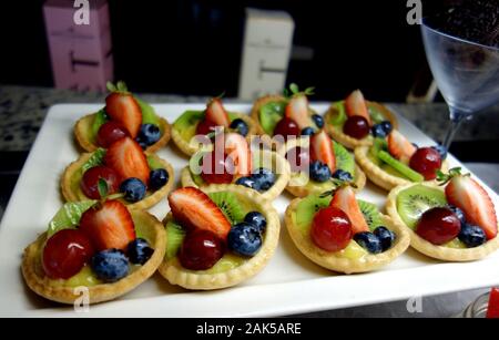 Piccole Crostate di frutta riempita con creme Patissiere nella Prima colazione a buffet presso l'Azul Beach Resort Hotel, Puerto Morelos, Riviera Maya, Cancun. Messico. Foto Stock