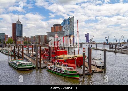 Alcune barche a un molo visto intorno al porto di Amburgo in Germania Foto Stock