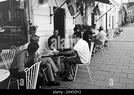 Gäste im Café, der Konditorei Saga in Arboga, Schweden, 1969. Gli ospiti nella caffetteria, la Saga di pasticceria in arboga, Svezia, 1969. Foto Stock