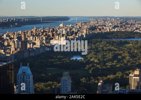 Stadtbezirk Manhattan: Blick von der Aussichtsplattform des Rockefeller Center (nella parte superiore della roccia) auf Manhattan mit Central Park di New York | giornate mondiali di utilizzo Foto Stock
