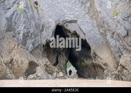 Uno sguardo più da vicino a un rude piccola grotta apertura nella scogliera a Three Cliffs Bay, la Penisola di Gower, Galles Foto Stock